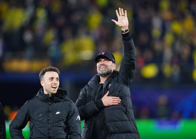 Jurgen Klopp saluda a su afición tras el Villarreal-Liverpool (Foto: Cordon Press).