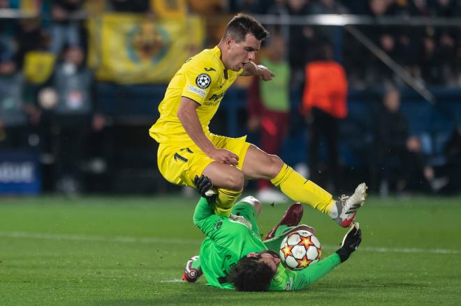 Alisson derriba a Giovani Lo Celso tras el Villarreal-Liverpool (Foto: Cordon Press).