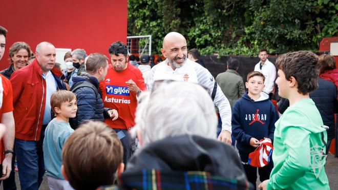 Abelardo atiende a los aficionados en Mareo. (Foto: Real Sporting)