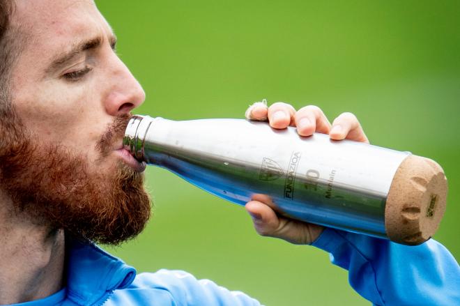 El capitán Iker Muniain se refresca entrenando en Lezama (Foto: Athletic Club).