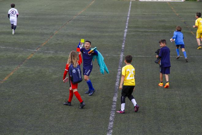 Unos niños de El Palo, jugando con las tarjetas de Melero López.