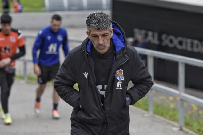 Imanol Alguacil se dirige al entrenamiento en Zubieta (Foto: Giovanni Batista).