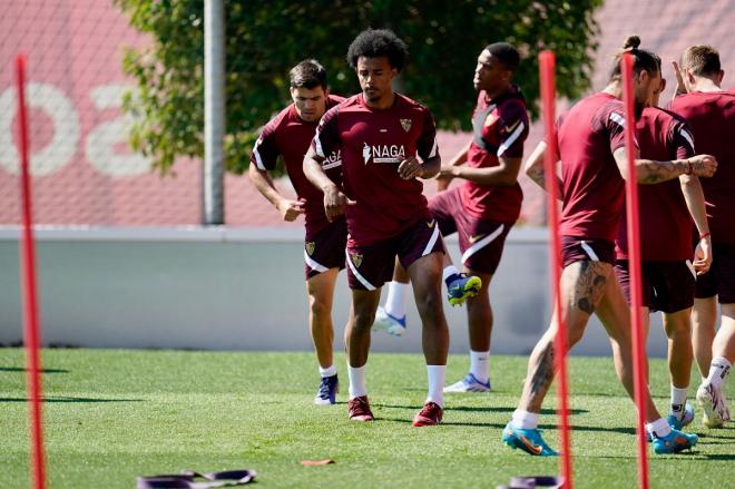 Koundé, con Martial de fondo, en un entrenamiento del Sevilla (Foto: SFC).