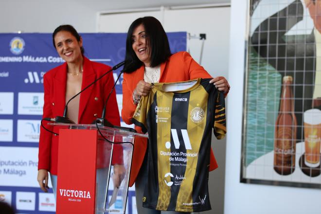 Pepa Moreno, presidenta del club, presenta la camiseta de la final europea.