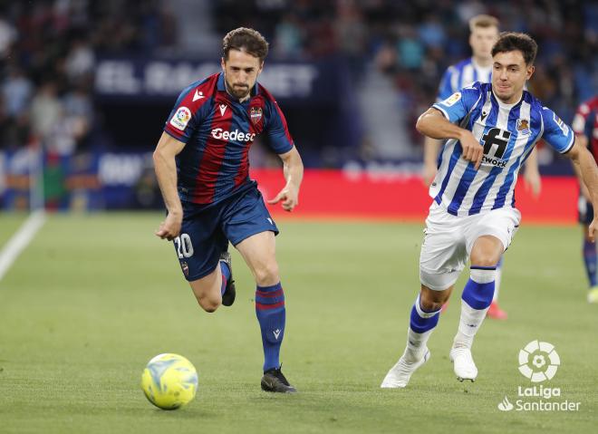 Jorge Miramón conduce el balón durante el Levante-Real Sociedad (Foto: LaLiga).