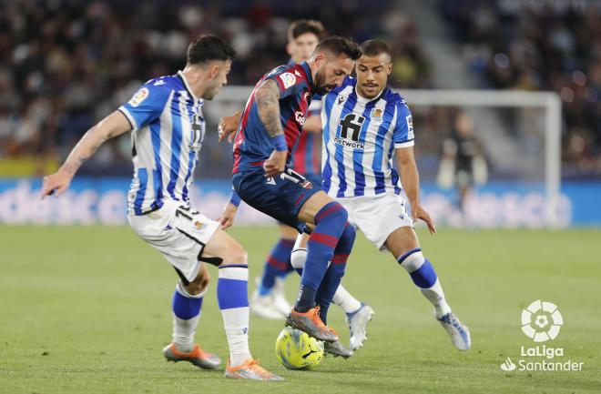 Rafael y Gorosabel presionan a Morales durante el Levante-Real Sociedad (Foto: LaLiga).