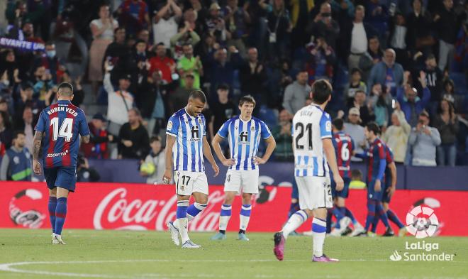 Rafinha, Le Normand y Silva se lamentan de un gol encajado durante el Levante-Real Sociedad (Foto: LaLiga).