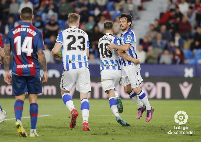 Los jugadores de la Real celebran el gol de Silva al Levante (Foto: LaLiga).