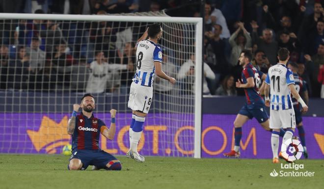 José Luis Morales no mira el penalti de Melero durante el Levante-Real Sociedad (Foto: LaLiga).