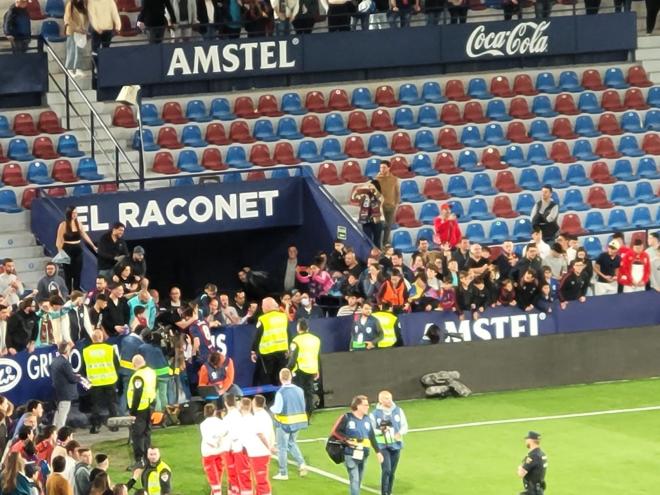 Pepelu se abraza con aficionados granotas tras el partido ante la Real Sociedad