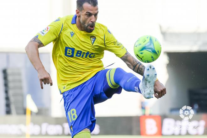 Álvaro Negredo controla un balón durante el Cádiz-Elche (Foto: LaLiga).