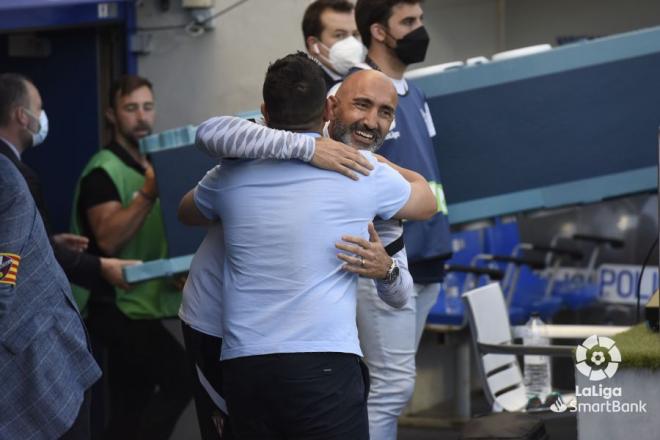 Abelardo Fernández saluda a Xisco Muñoz antes del Huesca-Sporting (Foto: LaLiga).