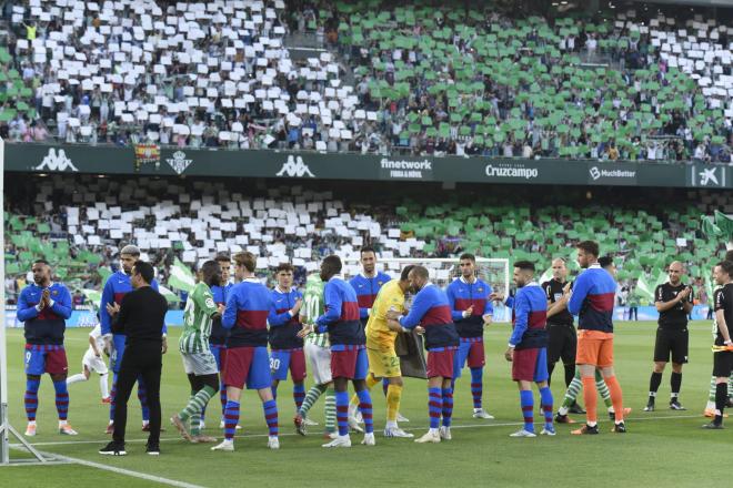 El Barcelona hace pasillo al Betis por el título copero (Foto: Kiko Hurtado).