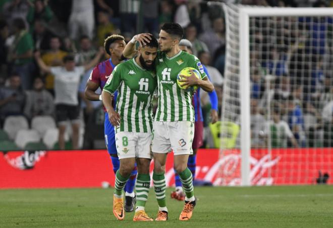 Fekir se abraza con Bartra en el Betis-Barcelona. (Foto: Kiko Hurtado).