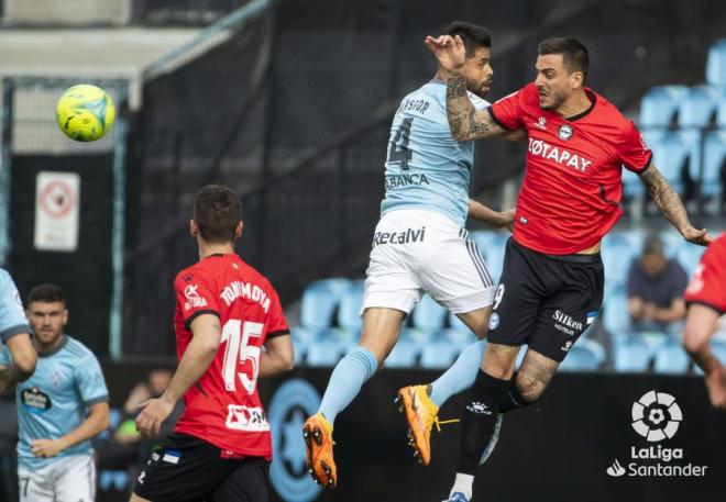 Araujo realiza un salto durante el partido ante el Alavés (Foto: LaLiga).