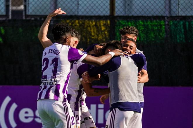 Los jugadores del Promesas abrazan a Arroyo tras su gol al Badajoz (Foto: Real Valladolid).