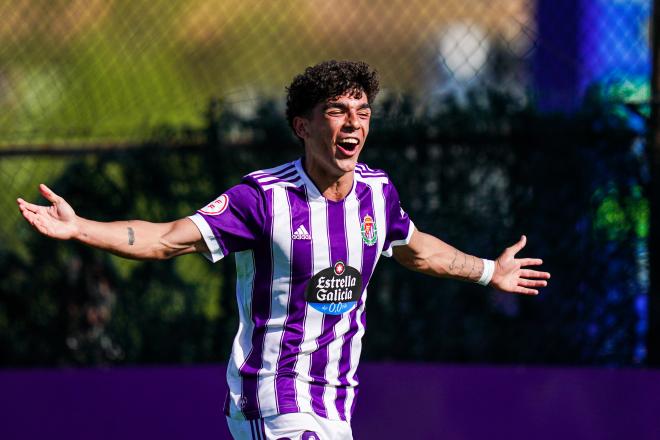 Arroyo celebra su gol al Badajoz en los Anexos (Foto: Real Valladolid).