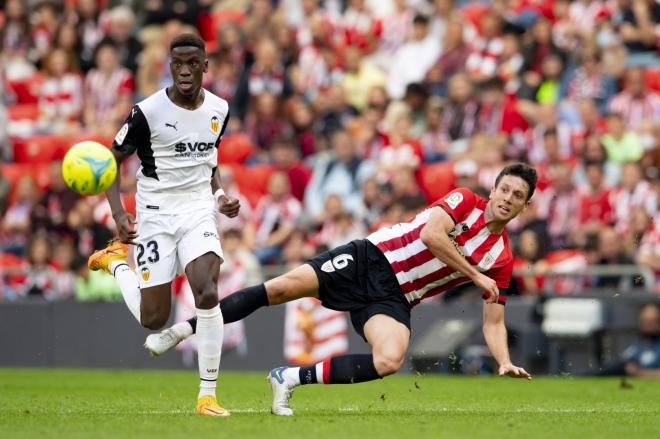 Batalla de Mikel Vesga ante el Valencia en San Mamés (Foto: Athletic Club).