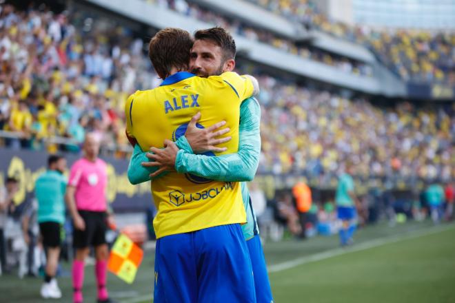 Abrazo de Álex Fernández con José Mari tras un gol durante el Cádiz-Elche (Foto: Cristo García)