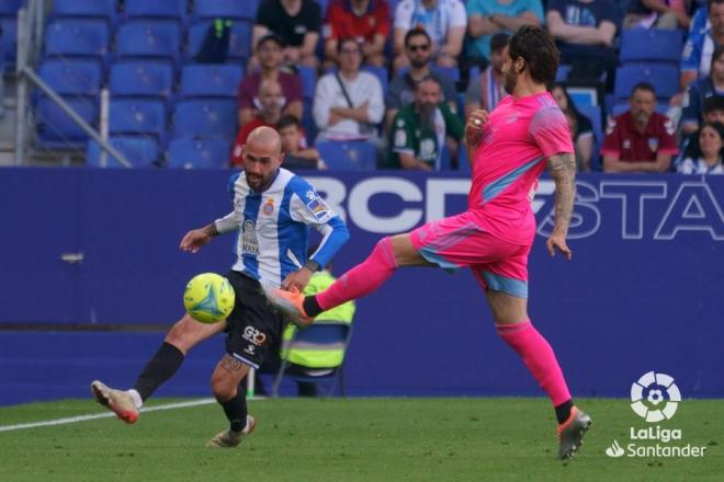 Aleix Vidal golpea el balón ante Juan Cruz (Foto: LaLiga).