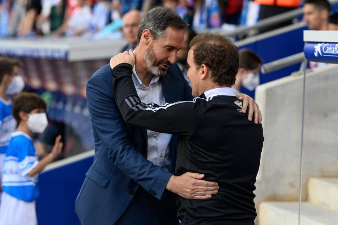 Vicente Moreno y Jagoba Arrasate charlan antes del Espanyol-Osasuna (Foto: Cordon Press).