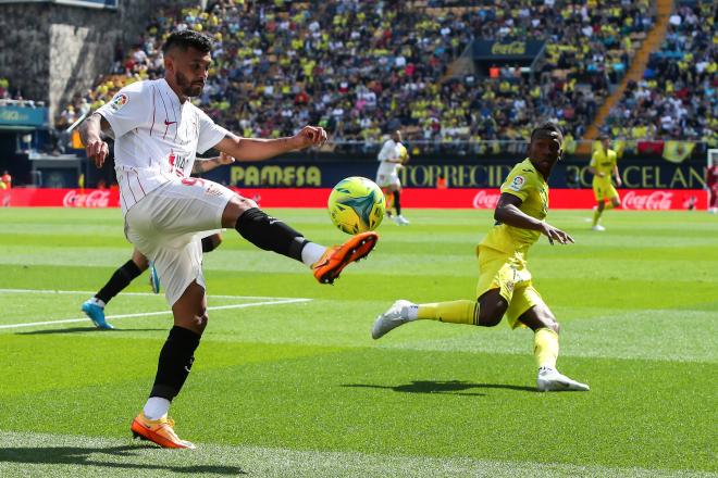 Tecatito, en una acción del Villarreal - Sevilla FC (Foto: Cordon Press).