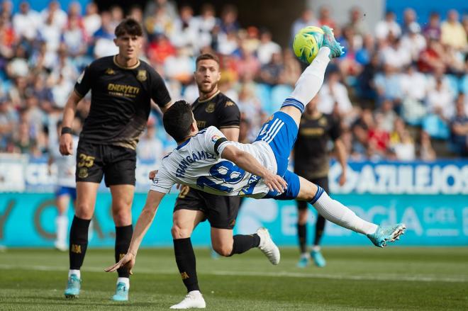 Fran Gámez remata casi de chilena un balón en el área (Foto: Daniel Marzo).