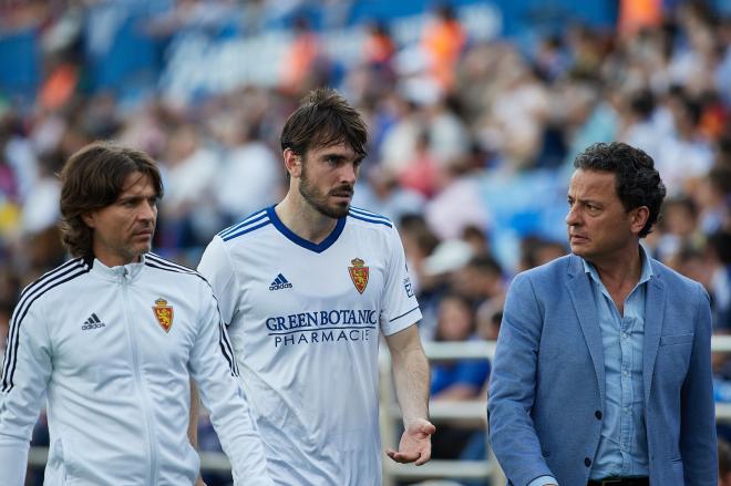 Eugeni, acompañado por los médicos del Real Zaragoza (Foto: Daniel Marzo).