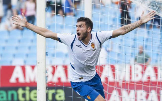 Borja Bastón celebrando un gol con el Zaragoza (Foto: sportaragon)