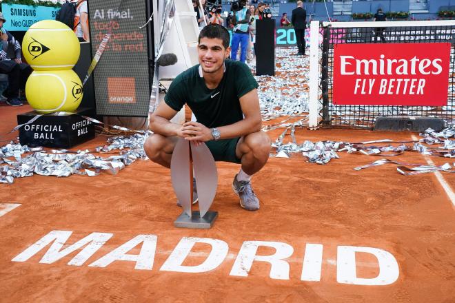 Carlos Alcaraz, con el trofeo de campeón del Mutua Madrid Open 2022 (Foto: Cordon Press).