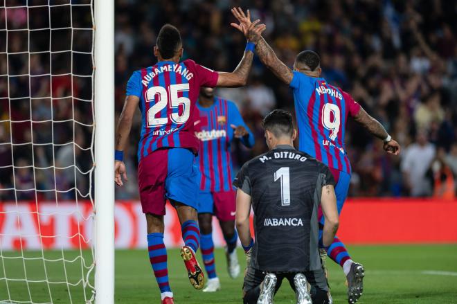 Aubameyang y Depay celebran un gol del Barcelona (Foto: Cordon Press).