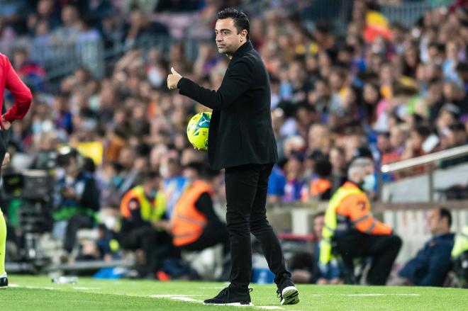 Xavi Hernández da instrucciones durante el Barcelona-Celta (Foto: Cordon Press).