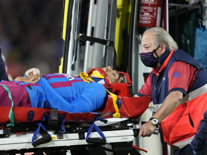 Ronald Araujo sale en ambulancia del Barcelona-Celta (Foto: EFE).