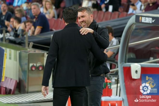 Eduardo Coudet,  saludando a Xavi en el Barcelona-Celta (Foto: LaLiga).