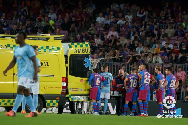 Iago Aspas acompaña a Ronald Araújo mientras se lo lleva la ambulancia en el Barcelona-Celta (Fot