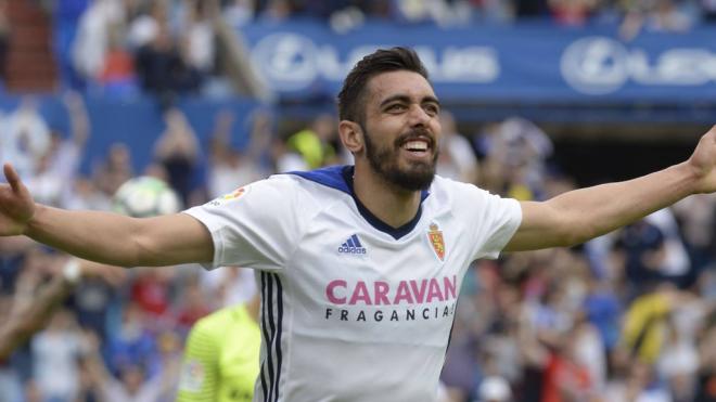 Borja Iglesias celebra un gol con el Real Zaragoza.
