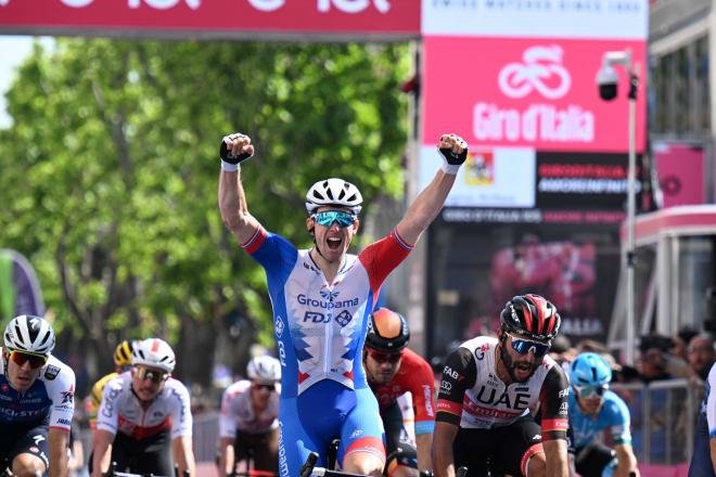 Démare celebra su victoria en la etapa 5 del Giro de Italia (Foto: Cordon Press).