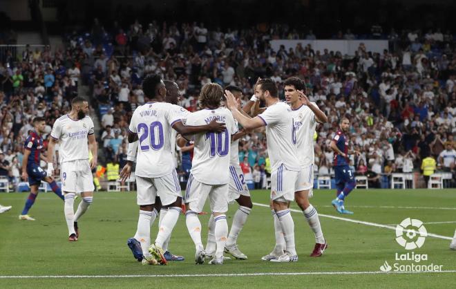 El Real Madrid celebra un gol ante los jugadores del Levante (Foto: LaLiga).