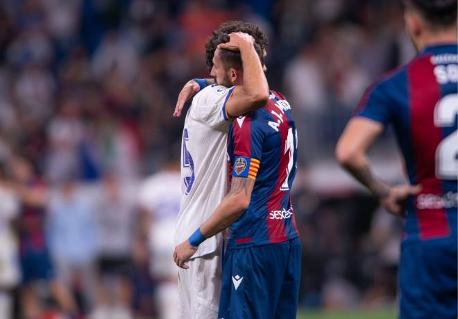 José Luis Morales, consolado por Vallejo tras descender en el Real Madrid-Levante (Foto: Cordon Press).