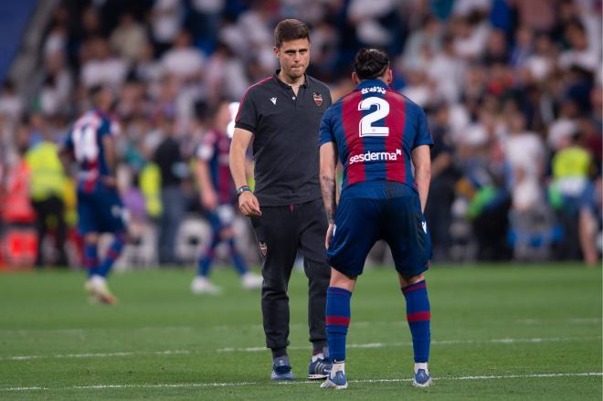 Alessio Lisci se abraza con Son tras el Real Madrid-Levante (Foto: Cordon Press).