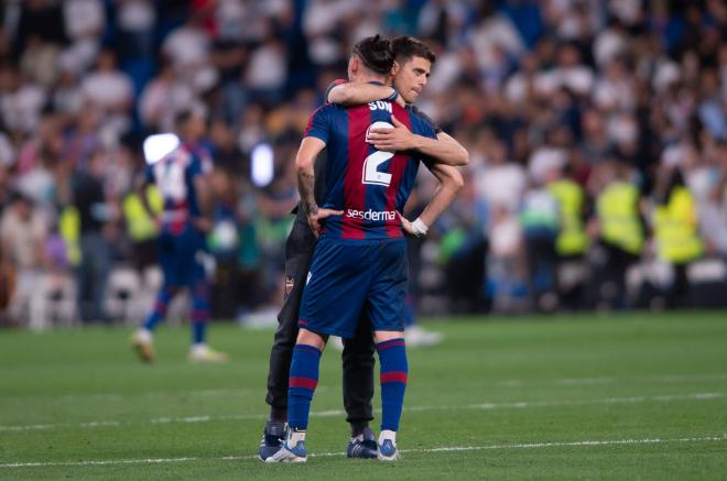 Alessio Lisci se abraza con Son tras el Real Madrid-Levante que confirmó el descenso de los granotas a Segunda en la temporada 2021-22 (Foto: Cordon Press).