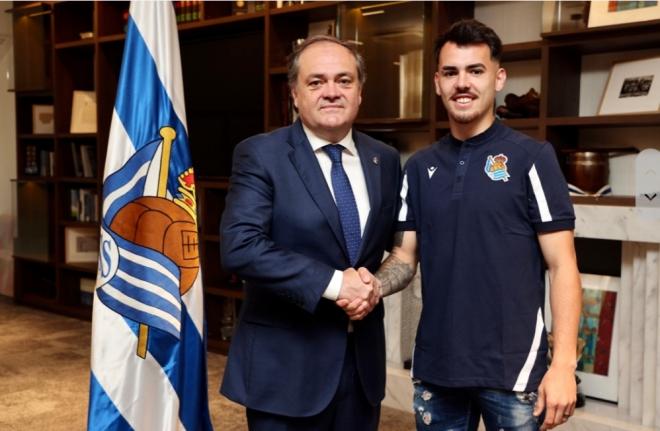 Aperribay y Álex Sola, cuando el jugador firmó su renovación hasta 2026 (Foto: Real Sociedad).
