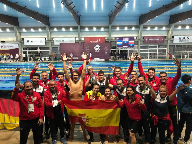 Celebración del diploma del equipo de relevos. (Foto: Club Naútico de Sevilla)