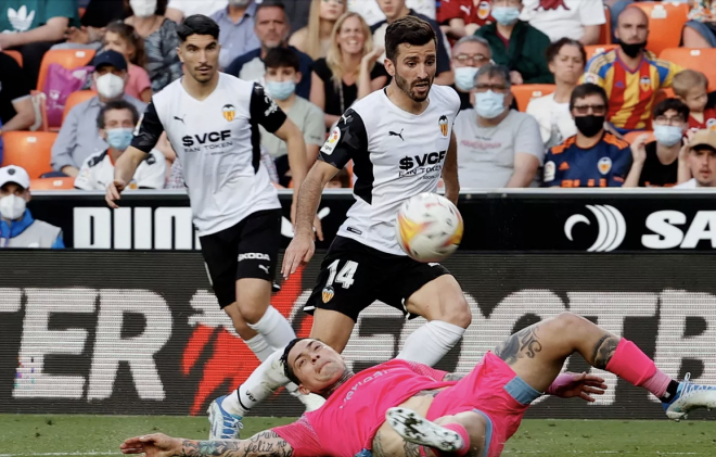 Gayà ante Osasuna (Foto: Valencia CF)