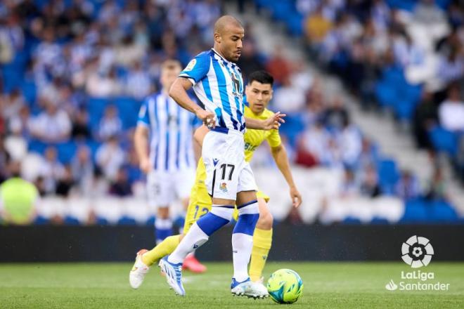 Rafael conduce el balón ante un jugador del Cádiz en el Reale Arena. (Foto: LaLiga).