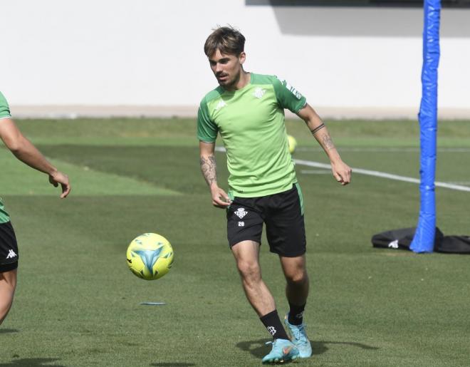 Rodri en el entrenamiento del Betis (Foto: Kiko Hurtado)