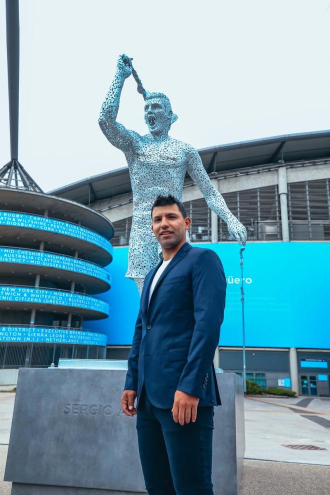 Agüero posa con su estatua en el Etihad Stadium (Foto: Manchester City)