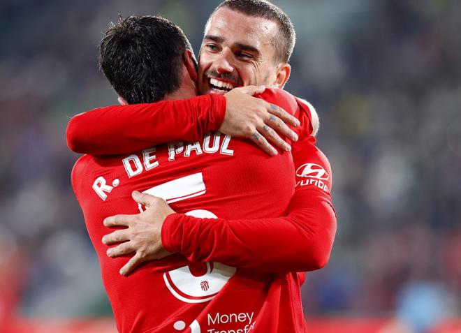 Rodrigo de Paul y Antoine Griezmann celebran un gol con el Atlético de Madrid (Foto: Cordon Press)