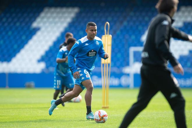 Juergen con el balón durante un entreno en Riazor (Foto: RCD).