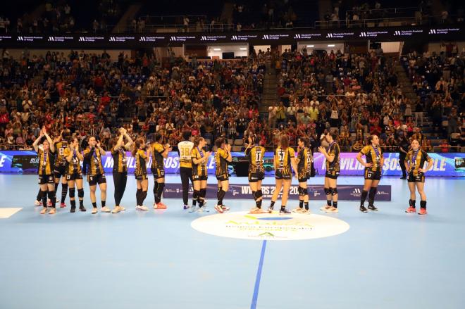 Las jugadoras del Costa del Sol saludan al público del Carpena.